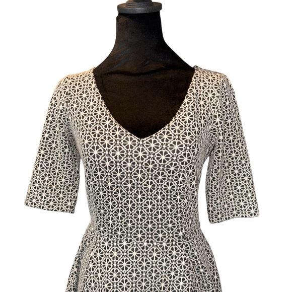 Boden Jacquarf Dress Size 6 Petite Black and White Patterned V-Neck 3/4 sleevel - Picture 3 of 10